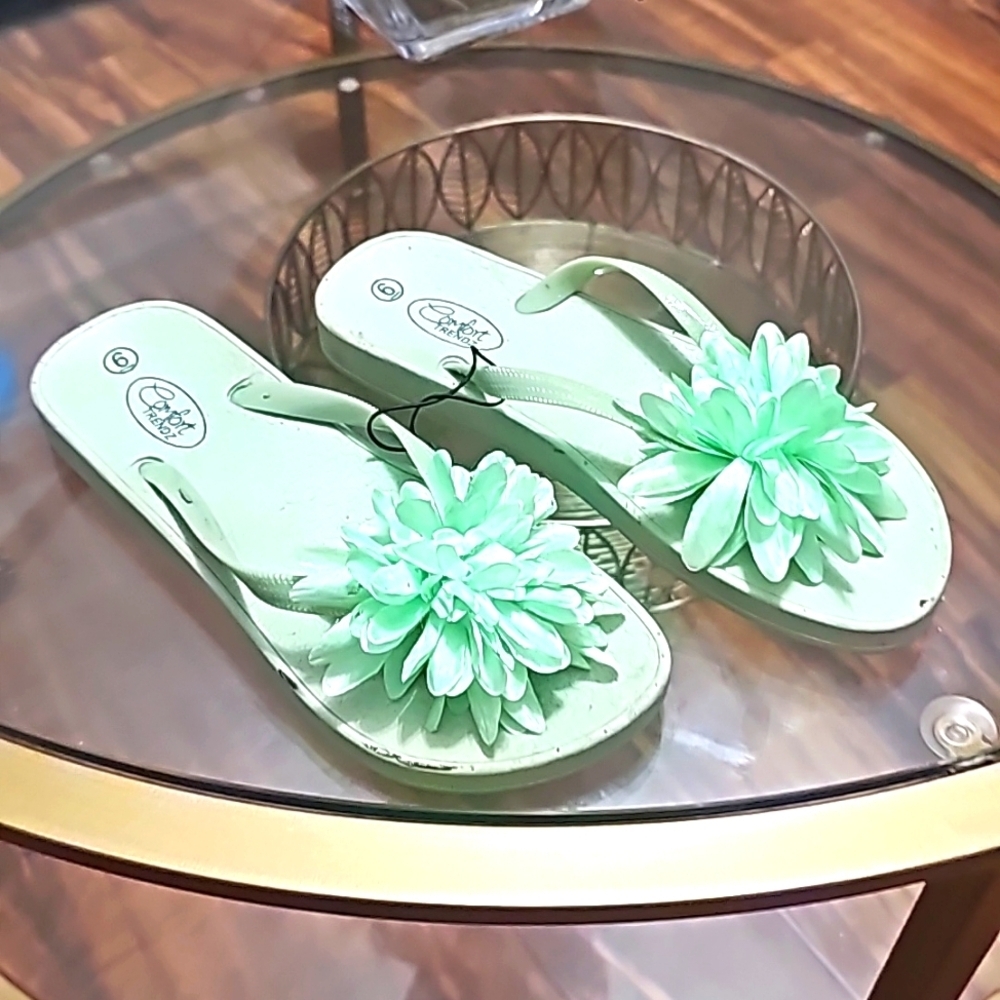 Comfort Trends Flip Flops flower on top green‎ 💚 size 6 nwt